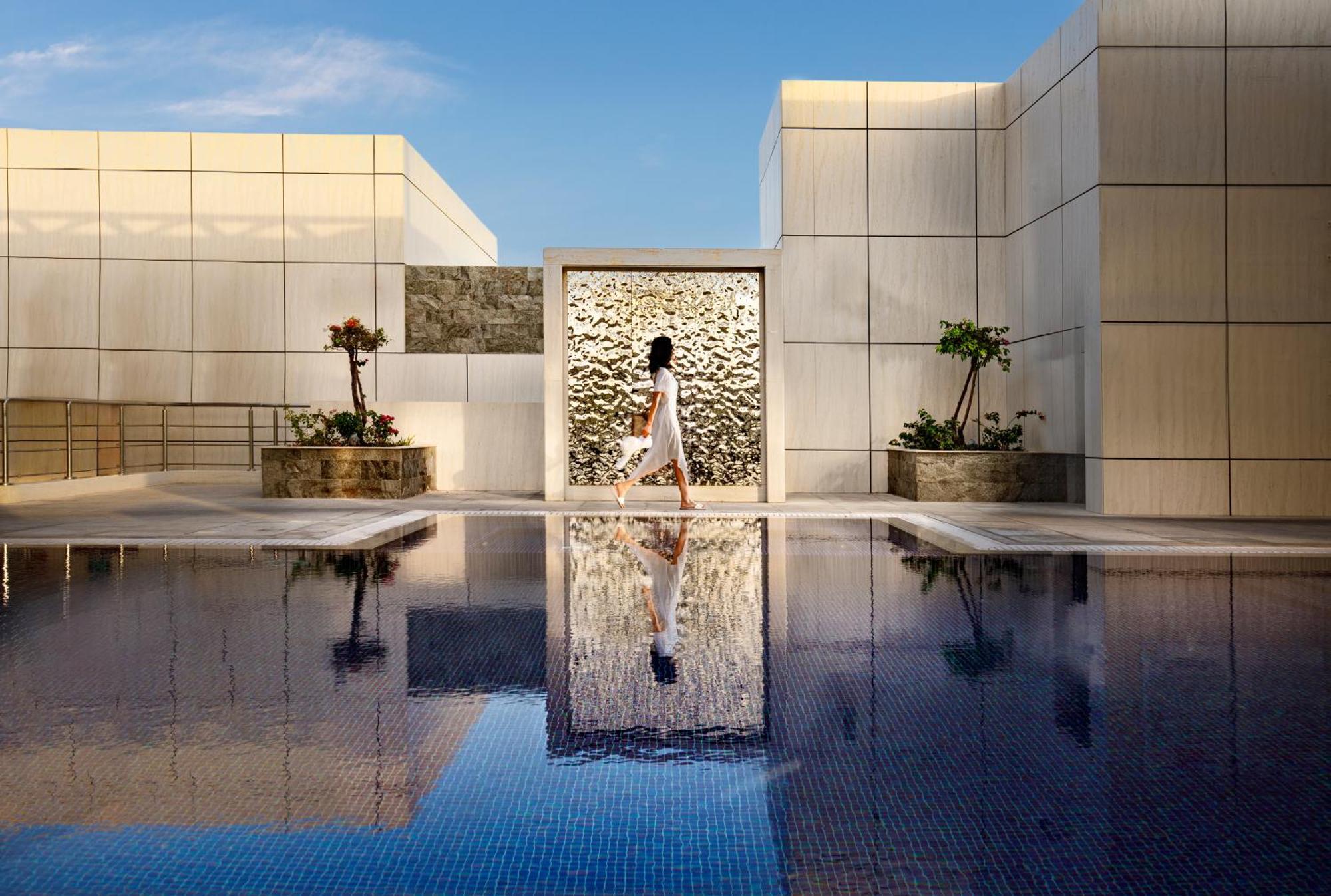 Millennium Place Doha Bagian luar foto The pool at the hotel
