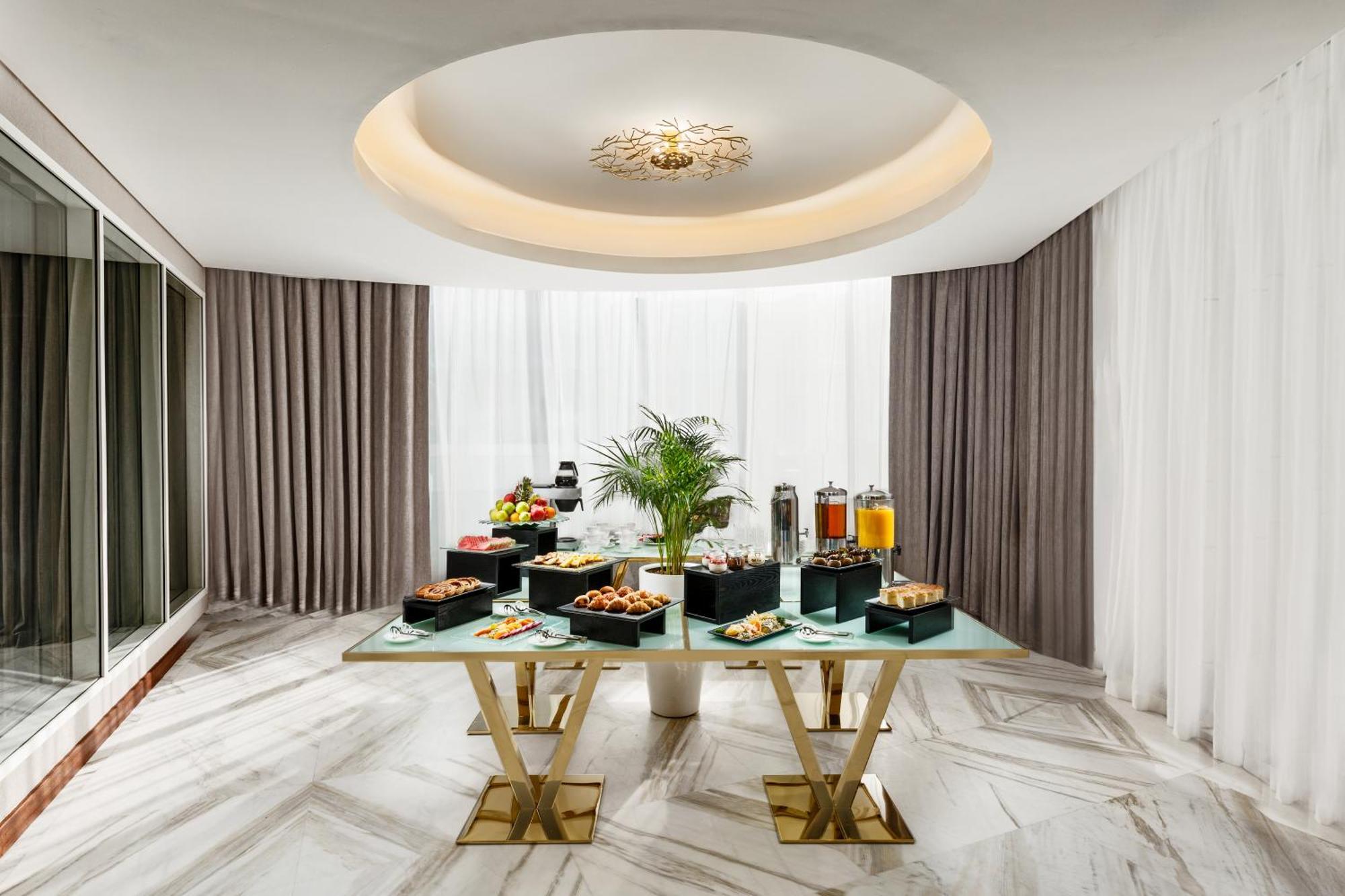 Millennium Place Doha Bagian luar foto The Club at The Westin Dubai