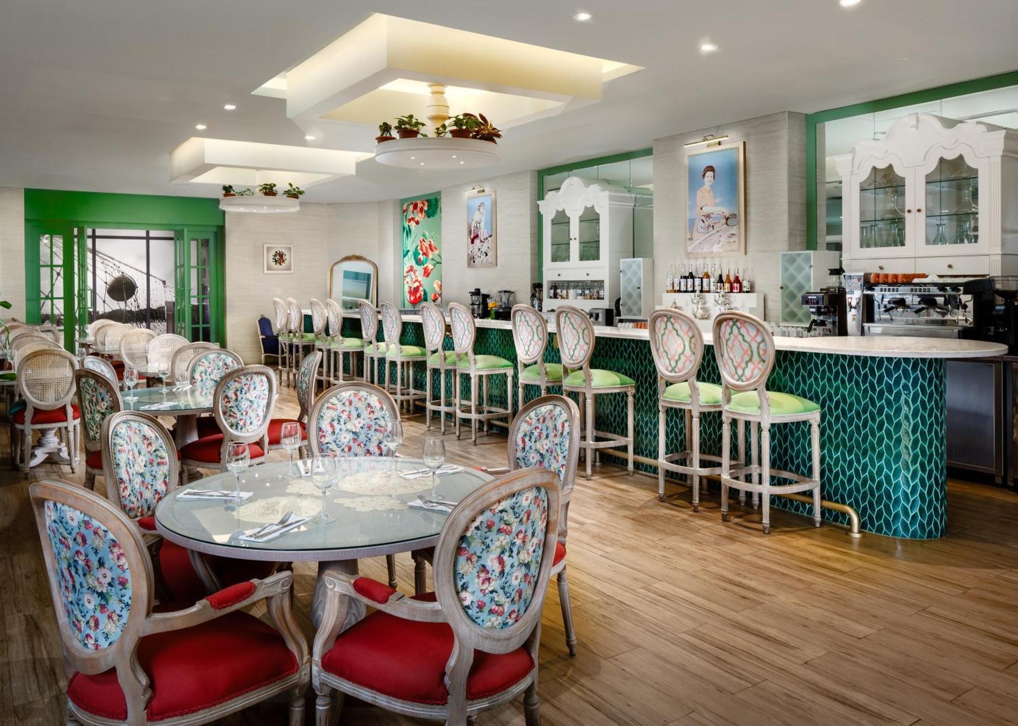 Millennium Place Doha Bagian luar foto The interior of the restaurant
