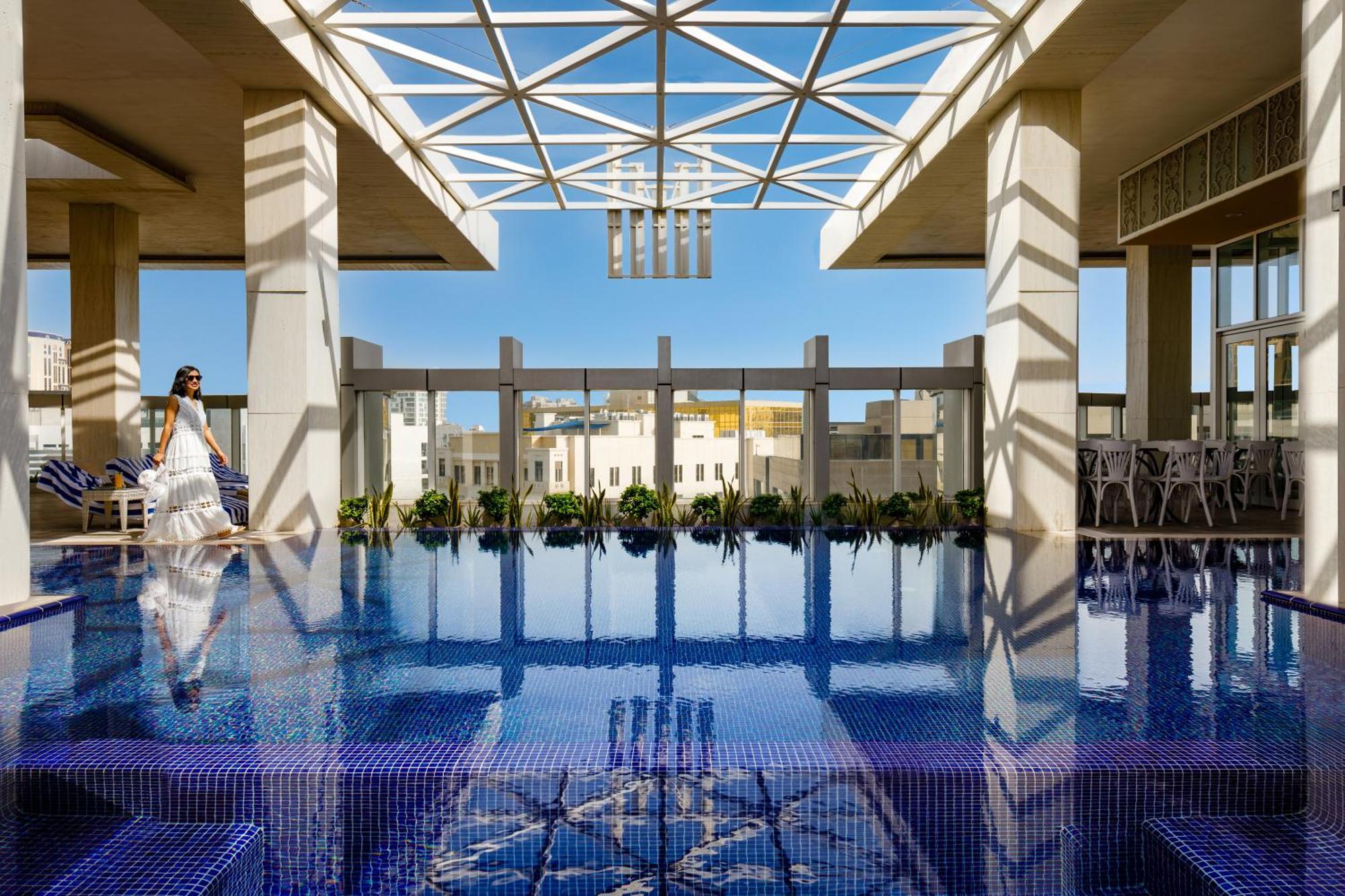 Millennium Place Doha Bagian luar foto The rooftop pool at the Four Seasons Hotel, Cairo