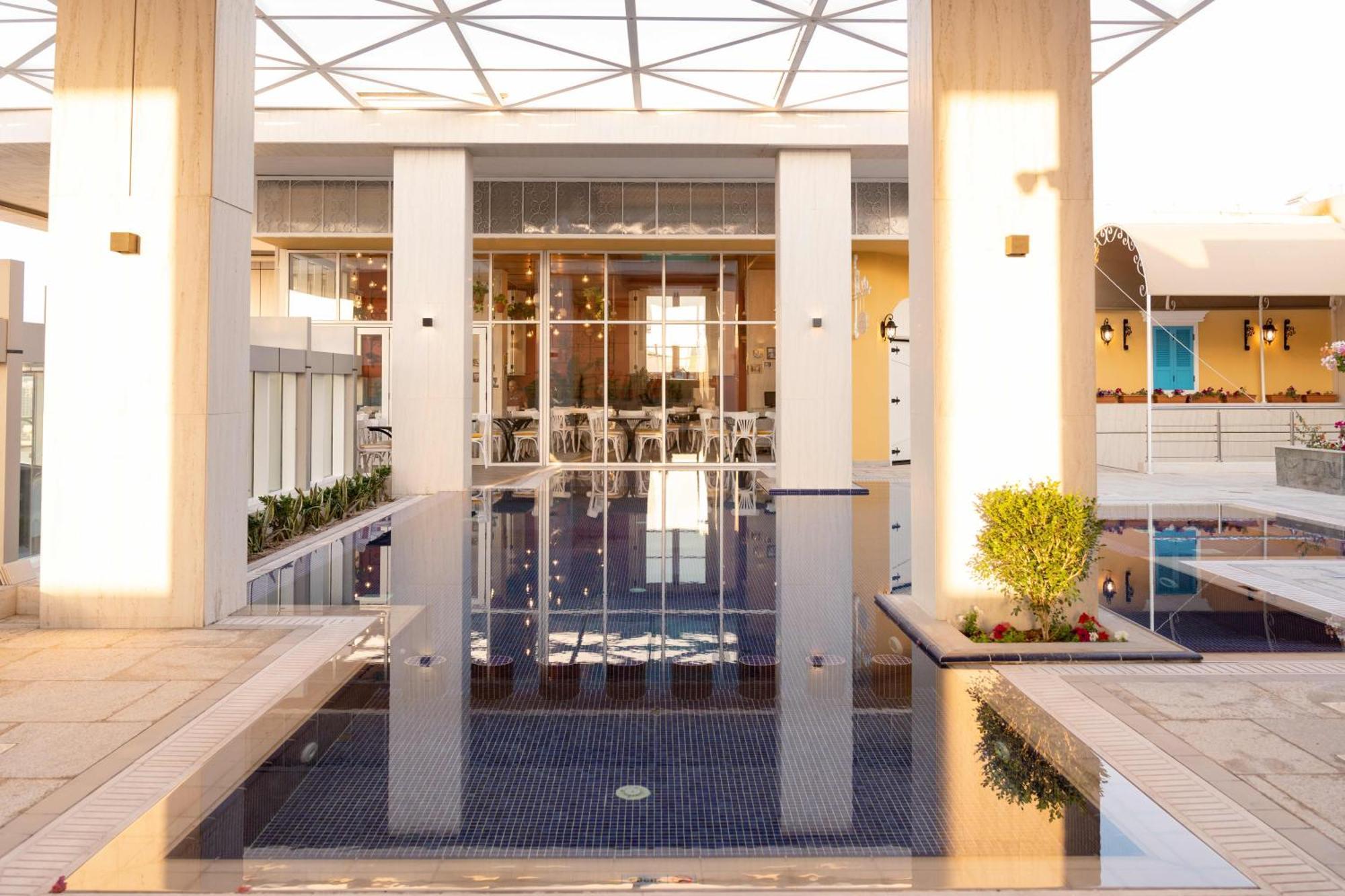 Millennium Place Doha Bagian luar foto The fountain at the entrance of the hotel