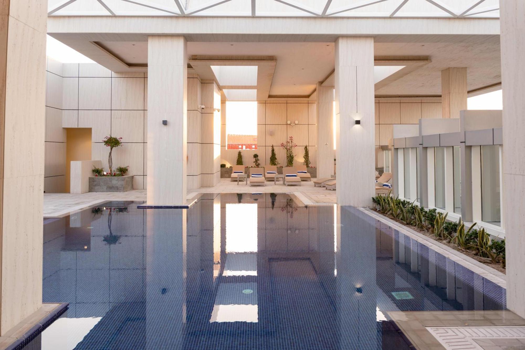 Millennium Place Doha Bagian luar foto The pool at the 1018