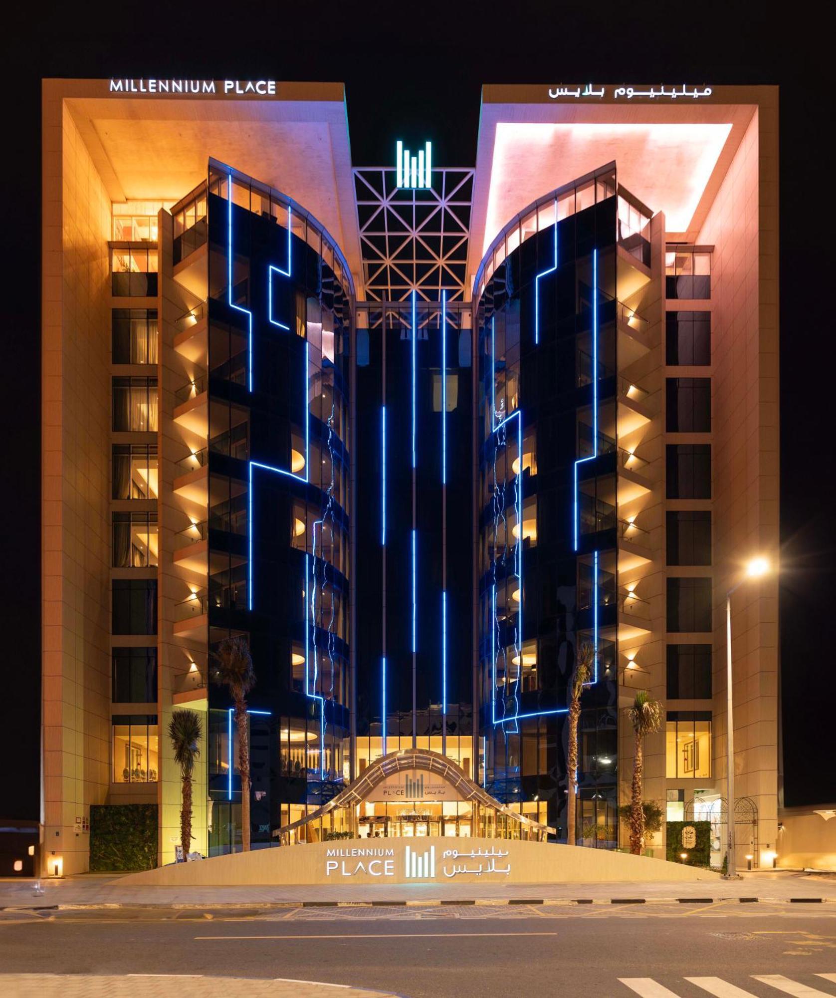 Millennium Place Doha Bagian luar foto The hotel at night