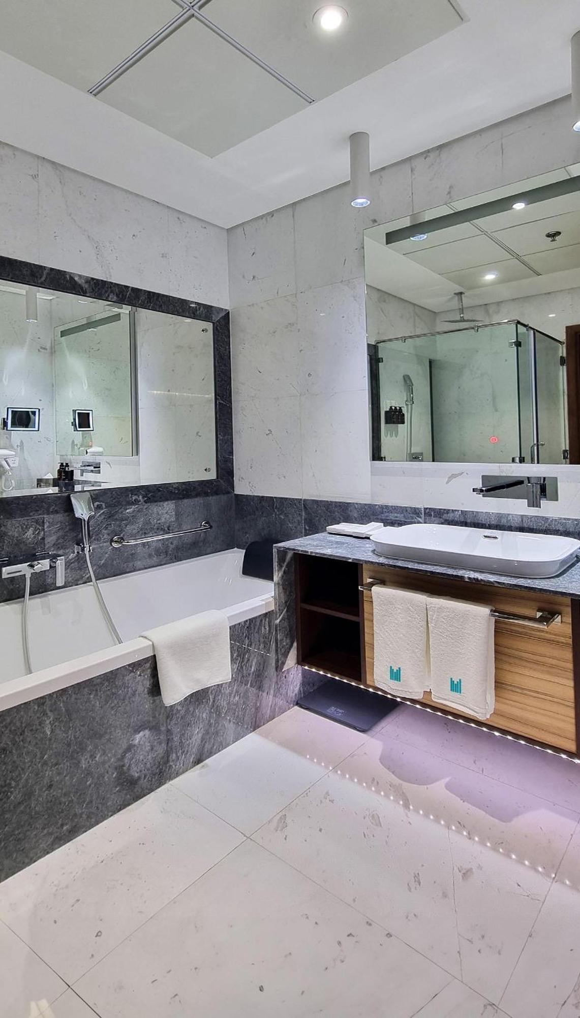Millennium Place Doha Bagian luar foto Bathroom