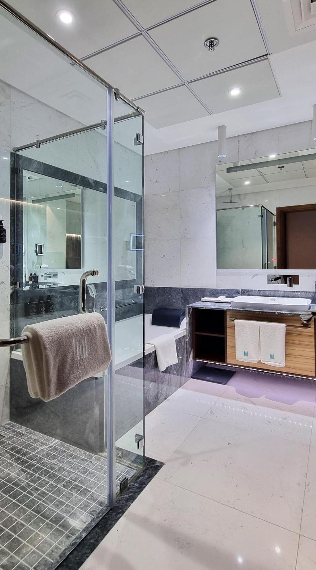 Millennium Place Doha Bagian luar foto Bathroom